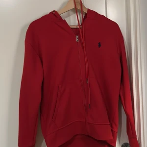 Polo zip Röd - Säljer min röda polo zip då jag knappast använder den. Skick 8/10