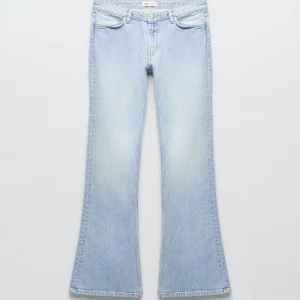  low waist zara jeans  - Säljer dessa enormt populära zara jeans, använda fåtal gånger då dom är för stora ! ☺️