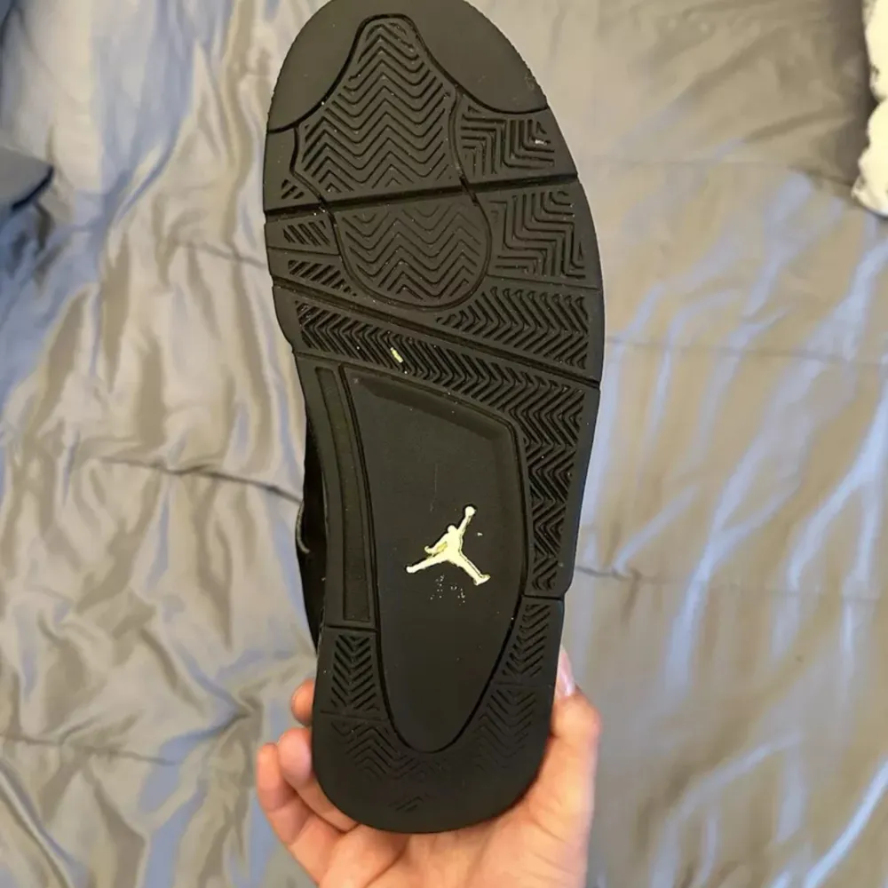 Black jordan 4 som är dom nya. Finns ett par stycken och alla är i samma skick. Fler frågor kan jag svara på privat för de som är intresserade. De bara att säga till om sin storlek ifall man är intresserad.. Skor.