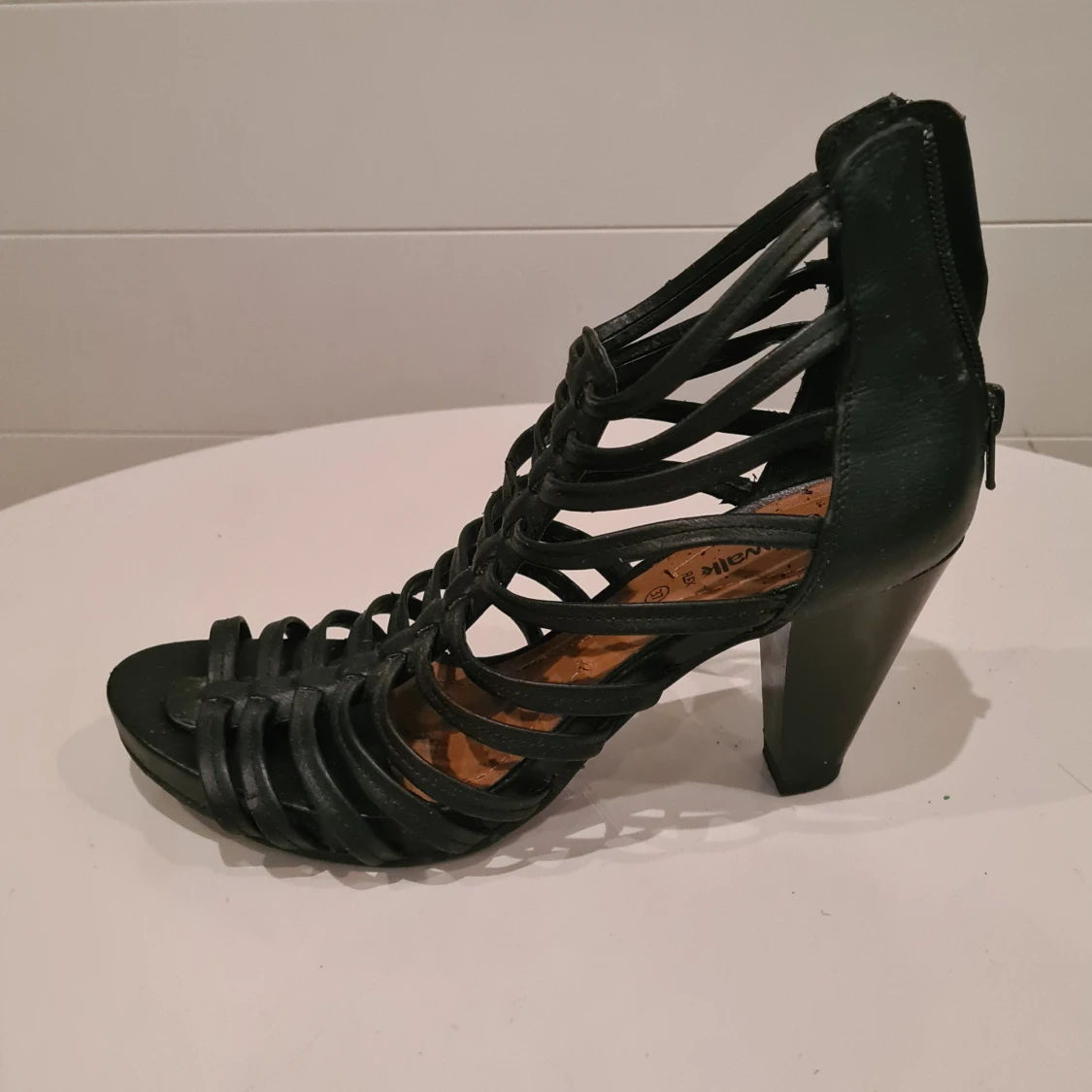 Svarta högklackade sandaler