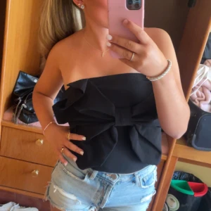 Rosett topp - Säljer den a skitsnygga topp med en rosett på. Andvänd 2 gånger!💓