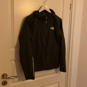 tnf windbreaker - Schysst The north face windbreaker skick 6,5/10 beroende på små hålen(finns att se på bilderna) där av priset | ny pris ligger på 900kr | storlek xl i barn men passar xs i vuxen | modellen är 179 och väger 60 kg | hör av gärna av er för minsta fråga!