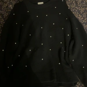 Stickad tröja  - Svart stickad tröja med pärlor/diamant på. Jätte skön och perfekt för vinter/hösten