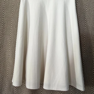 Vit kjol från H&M -                                                                                           Cream/white skirt that reach above the knees. Fits sizes S-M. Double layered fabric.