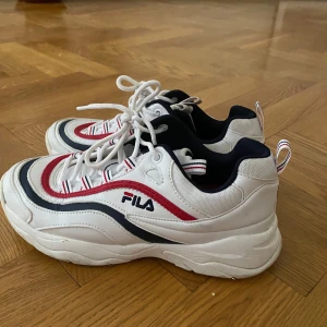 Skor  - Ett par äkta fila skor i storlek 38. Använda ett fåtal gånger och säljer då de inte kommer till användning för jag har för många skor 