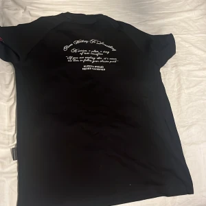 Hoodrich dress - Helt nya aldrig använda, köpta från jd sports inte min stil därför säljer jag. Båda för totalt 600.