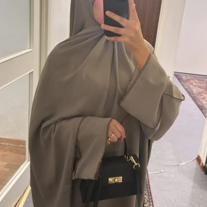 Open abaya  - Ett open abaya sett med tillhörande underklänning och slöja. Passar både till vardag och lite festligare tillfällen😍 supermjukt material och fint på.