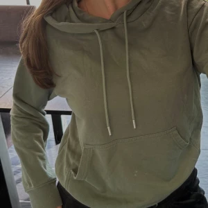 Hoodie - Säljer denna khakigröna hoodie från H&M, storlek xs, gott skick