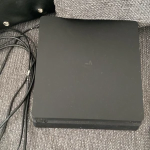 Ps4 Slim 1 tb - Ps4 pris kan diskuteras   ps4 är ungefär 2-3 år gml   kommer med 1 kontroll 