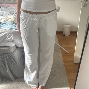Vita roxy linnebyxor - Säljer mina as snygga linnebyxor som inte kommer till andvändning längre. Har sprättat upp sömmen längst ned för att få dom längre(jag är 171). Se bild❤️