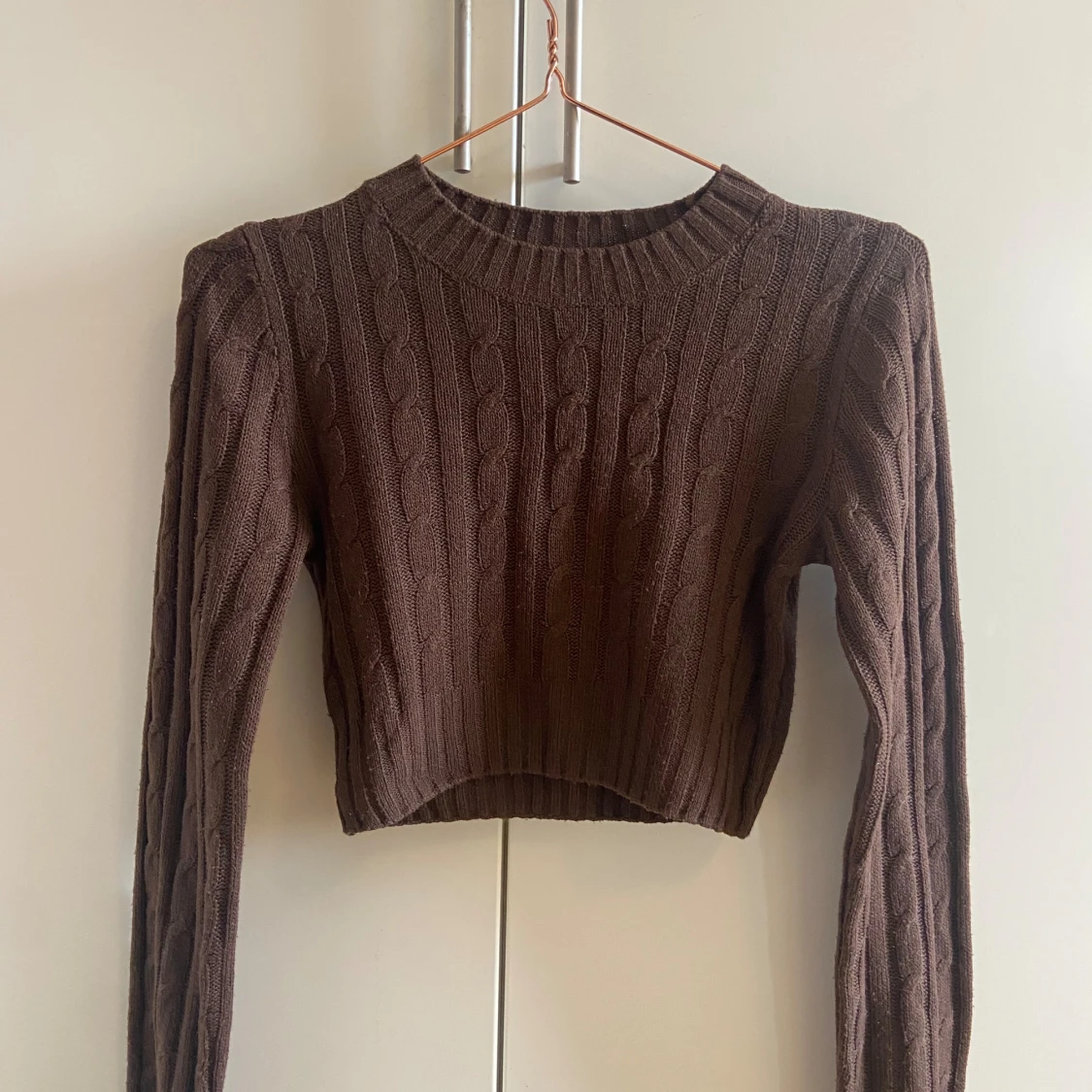 Brun stickad croppad tröja - 90