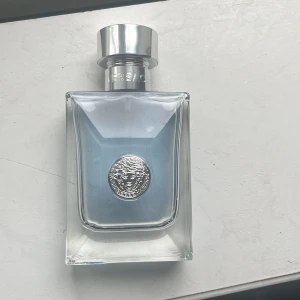 Versace Pour homme  - Jättefin sommardoft, 35-40 ml av 50. Hör av dig för fler bilder eller frågor💯💯