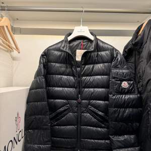 Modell: Moncler agay Size 2 motsvarar s/m Skick- finns ett hål på höger arm baksida (skulle behöva en tvätt) Tags följer med