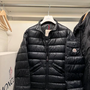 Moncler agay jacka navy - Modell: Moncler agay Size 2 motsvarar s/m Skick- finns ett hål på höger arm baksida (skulle behöva en tvätt) Tags följer med