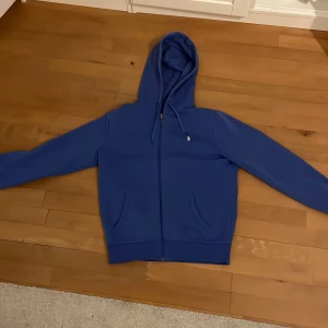 Ralph lauren hoodie - Riktig snygg blå Ralph lauren zip i bra kvalité och inga defekter. Mitt pris 570 nytt pris 2000
