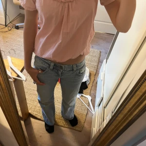 Rosa blus med knappar  - Fin blus, med fina kanppdetljer upptill pris kan diskuteras vid snabb affär ❤️