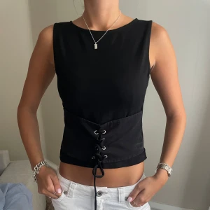 Topp med korsettdetalj - Så fin topp, vintage från zara, inga defekter. Storlek m men jag brukar ha xs i kläder och den passar superbra. 