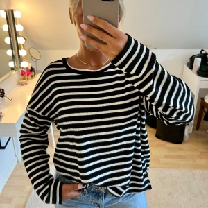 Stickad randig tröja - Stickad randig tröja i vitt och svart. Storlek M, men passar även S. Är 167 cm lång och vanlig S-M.
