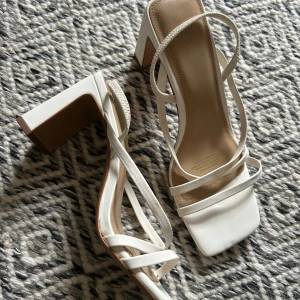 Vita klackskor  - Vita klackskor ifrån hm. I stort sett oanvända🥰