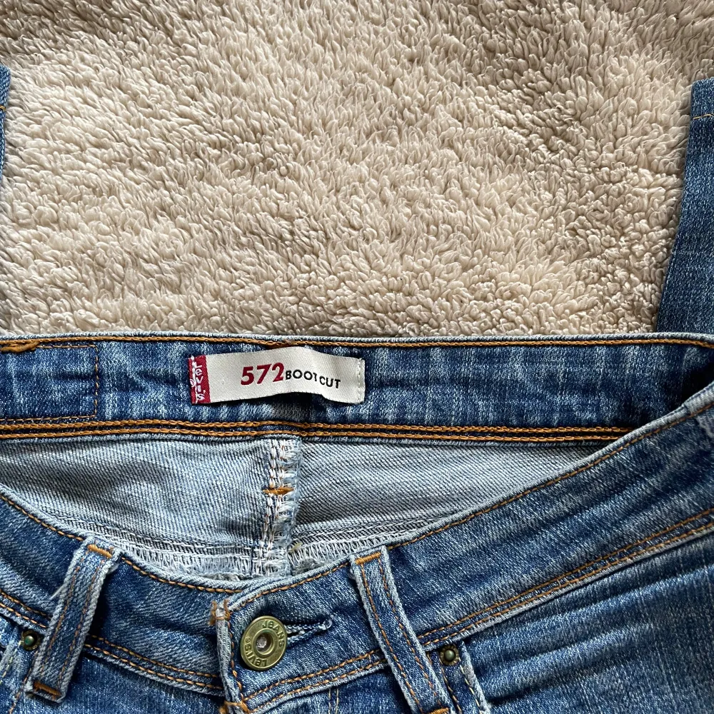 Utsvängda Levi’s jeans, låg midja size 27x34. Jeans & Byxor.