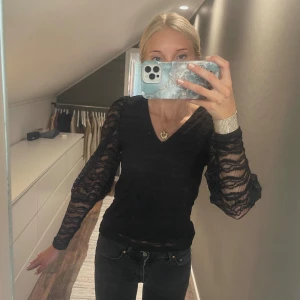 Blus - Fin spetsblus i nyskick från JDY🖤🥂