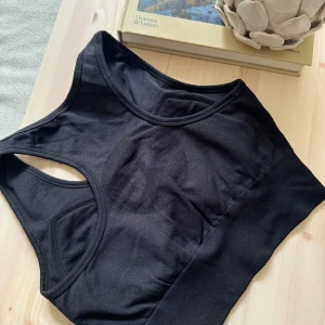 Träningsset  - Svart topp och tights från J Lindeberg storlek S, använd en gång. 