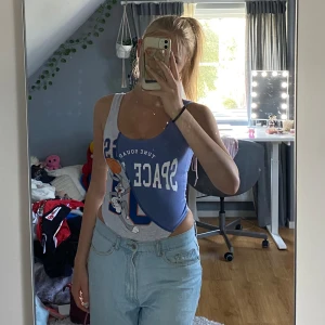 Space jam bodysuit  - Bodysuit från pull&bear i nyskick (prislapp kvar)