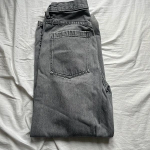Baggy H&M Jeans - Tydliga tecken på användning vid  Pris går att diskuteras. fotändan men inte mycket annars. Byxorna är annars i rätt så bra skick. Riktigt skön färg och pass form. Skriv för mer bilder.