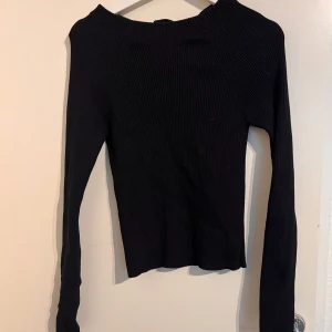 Topp med öppen rygg - Svart topp med en öppen rygg som har en knytdetalj från Zara. Kan justera hur öppet det ska vara i ryggen Aldrig använd 