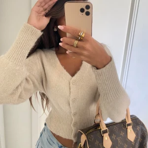 Beige stickad kofta  - Så mysig beige stickad kofta, jätte fint och mysigt material som passar perfekt nu till hösten !🤍