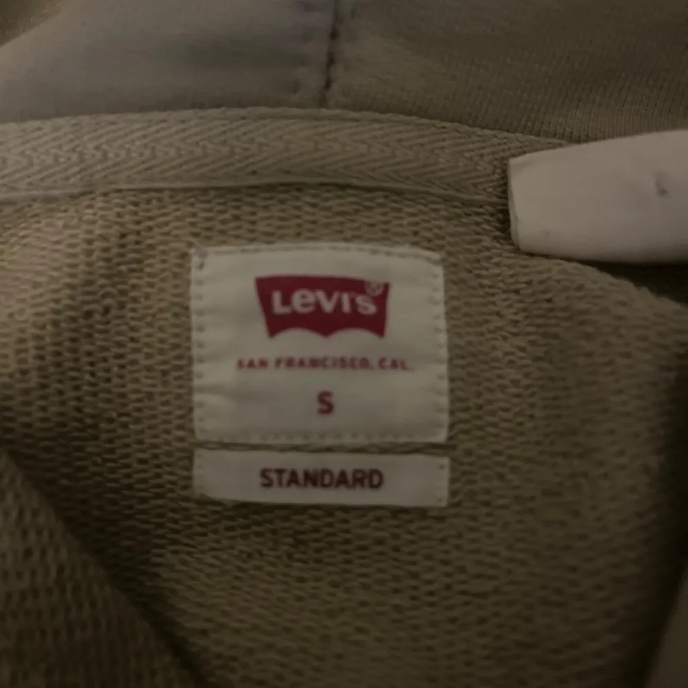 Säljer min riktigt feta levis tröja den är aldrig använd bara testat så inga defekter. En ny kostar 669 men jag säljer den för 450 pris kan diskuterar😃. Hoodies.