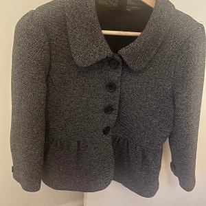 Snygg kavaj  - Fin kavaj som är ofodrad. Mycket fin skick. Passar s också 