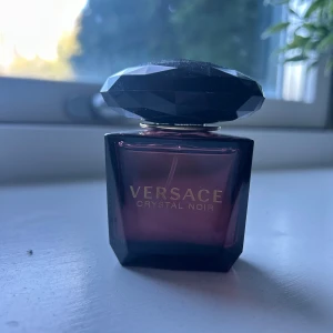 Versace crystal noir - Säljer denna parfym då jag inte tycker att doften passar just mig. Den är bara använd väldigt få gånger och den är nästan helt full💕 Nypris 500 ish