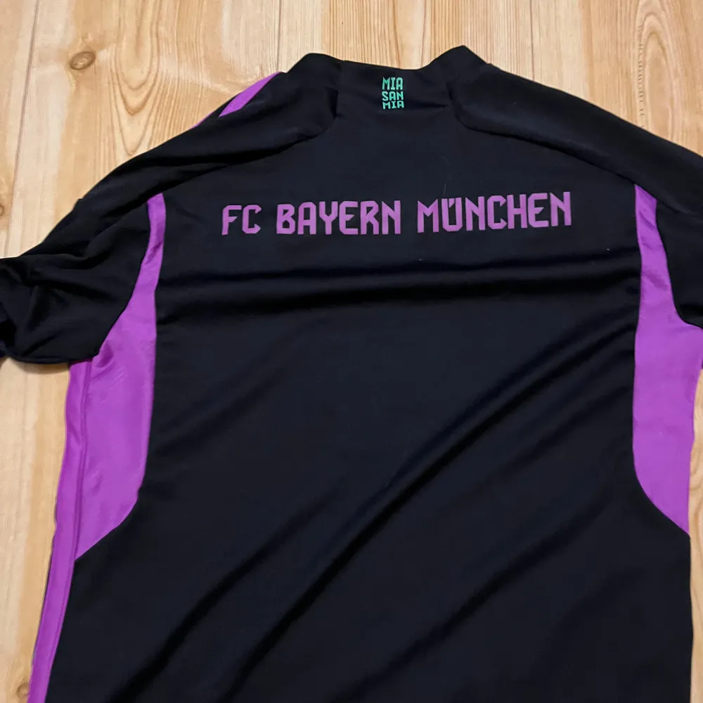 En Bayern München tröja från unisport använd cirka 10 gånger, jag har valt att sälja den då jag inte hejar på Bayern men har använt den lite eftersom den är en fin fotbollströja . Sportswear.