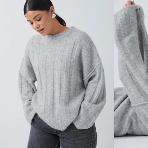 Grå stickad tröja - En superfin stickad tröja från gina i nyskick, aldrig använd. Nypris 400, mitt pris 175💕 storlek XS men oversize så sitter lagom stort på mig som vanligtvis bär S eller XS🫶🏼 skriv för frågor!