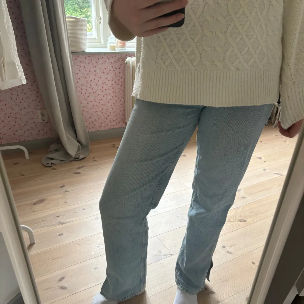 Ljusblå bootcut jeans från Gina tricot med slitt längst ner. Storlek 36.. Jeans & Byxor.