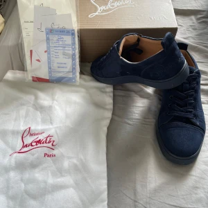 Navy blue loubs str 42 - Säljer mina loubs pga för små för mig. Väldigt bra skick använda ca 5 gånger. Str 42. Box och allt ingår, skriv vid frågor och funderingar.Mvh Lukas