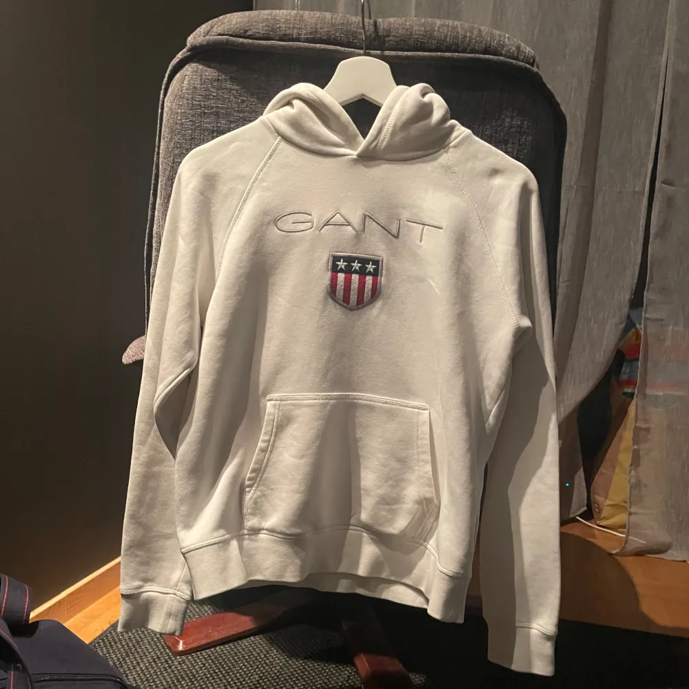 Hej, säljer nu min gamla vita Gant hoodie. Var använd en del men förvånansvärt så förekom det aldrig några slags fläckar eller defekter på det vita och är fortfarande i ett väldigt bra skick, 7/10.. Hoodies.