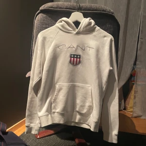 Gant SHIELD HOODIE - Vit - Hej, säljer nu min gamla vita Gant hoodie. Var använd en del men förvånansvärt så förekom det aldrig några slags fläckar eller defekter på det vita och är fortfarande i ett väldigt bra skick, 7/10.