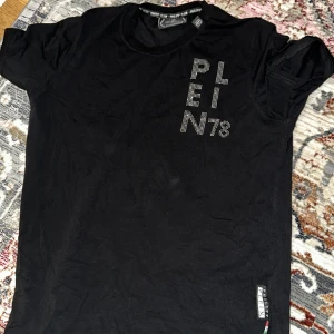 Philp plein  - Sista Philip plein T-shirten som jag säljer. Väldigt snygg och fresh 