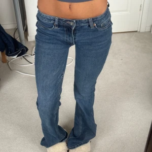 Blå jeans med bootcut - Säljer ett par snygga blå jeans med bootcut. De är omsydda till lågmidjade och sitter asssss snyggt! skriv för mått