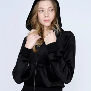 Svart juicy tröja - Säljer denna svarta Juicy Couture tröjan. Den är som ny och är i mycket fint skick. Den är i xs. Skicka om ni vill ha egna bilder på tröjan.