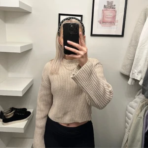 Stickad tröja - Beige stickad tröja som är croppad. Nästan aldrig använd