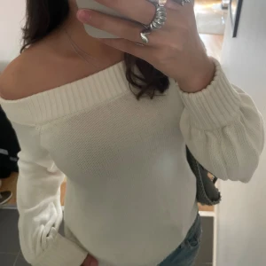 Off shoulder tröja  - Säljer denna super fina off shoulder tröjan från Gina Tricot i storleken xs!🌟