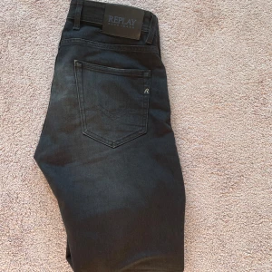 Replay jeans - Säljer nu dessa Replay jeans i modell Grover som är en straight/slim fit modell i storlek 30/32! Dessa svarta jeans är i ny skick och endast använda 1 gång! Ny pris ligger på 1699 mitt pris är 649! Kan gå ner i pris vid snabb affär!
