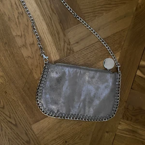 Söt grå väska - Jätte fin väska ny skick💕 Höjd 15cm  Bred 23cm Skriv för frågor🩷