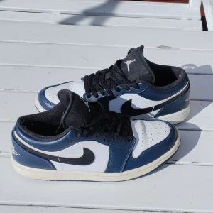 Jordan 1 Low Dark Teal 553558-411 - Ett par Air Jordans i mycket gott skick, rekommenderar!