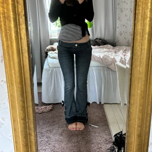 Low waist jeans - Superrrr snygga lågmidjade jeans med cool design. Passar mig som är 174 men jag tror att de skulle funka på någon några centimeter kortare eller längre