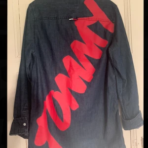 UNIK Tommy Hilfiger skjorta (XS) - Tjena! Nu säljer jag en unik och super stilig skjorta av välkända varumärken Tommy Hilfiger. Köpte skjortan i New York, USA pga av otroligt fina designen. Den är i NYSKICK och bara använd jätte lite. Storleken är XS. Perfekt för en stilig sommar!