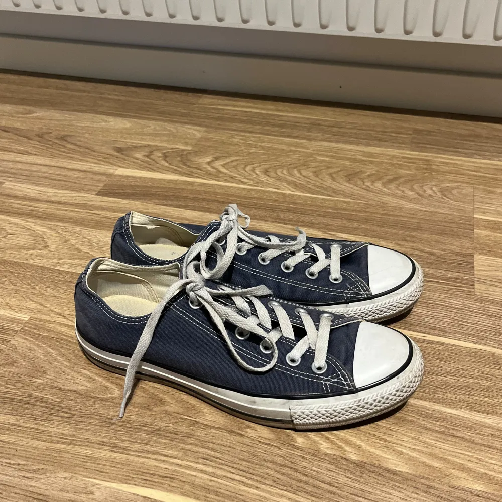 Snygga blå converse skor i storlek 41. Använda men i fint skick! Perfekta till vardags.. Skor.